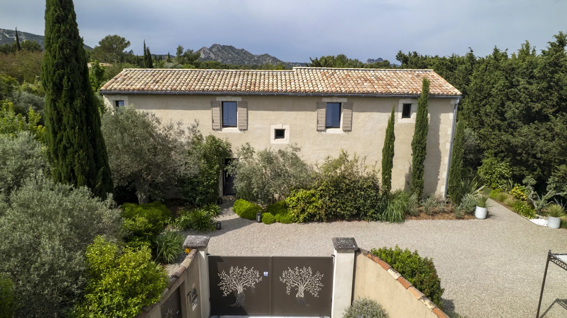 Mas de luxe à Eygalières Mas en pierre à vendre à Eygalières, avec jardin et piscine, entouré d'arbres.