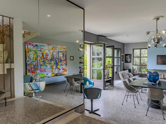 Intérieur d'un mas contemporain avec décoration moderne et vue sur le jardin.