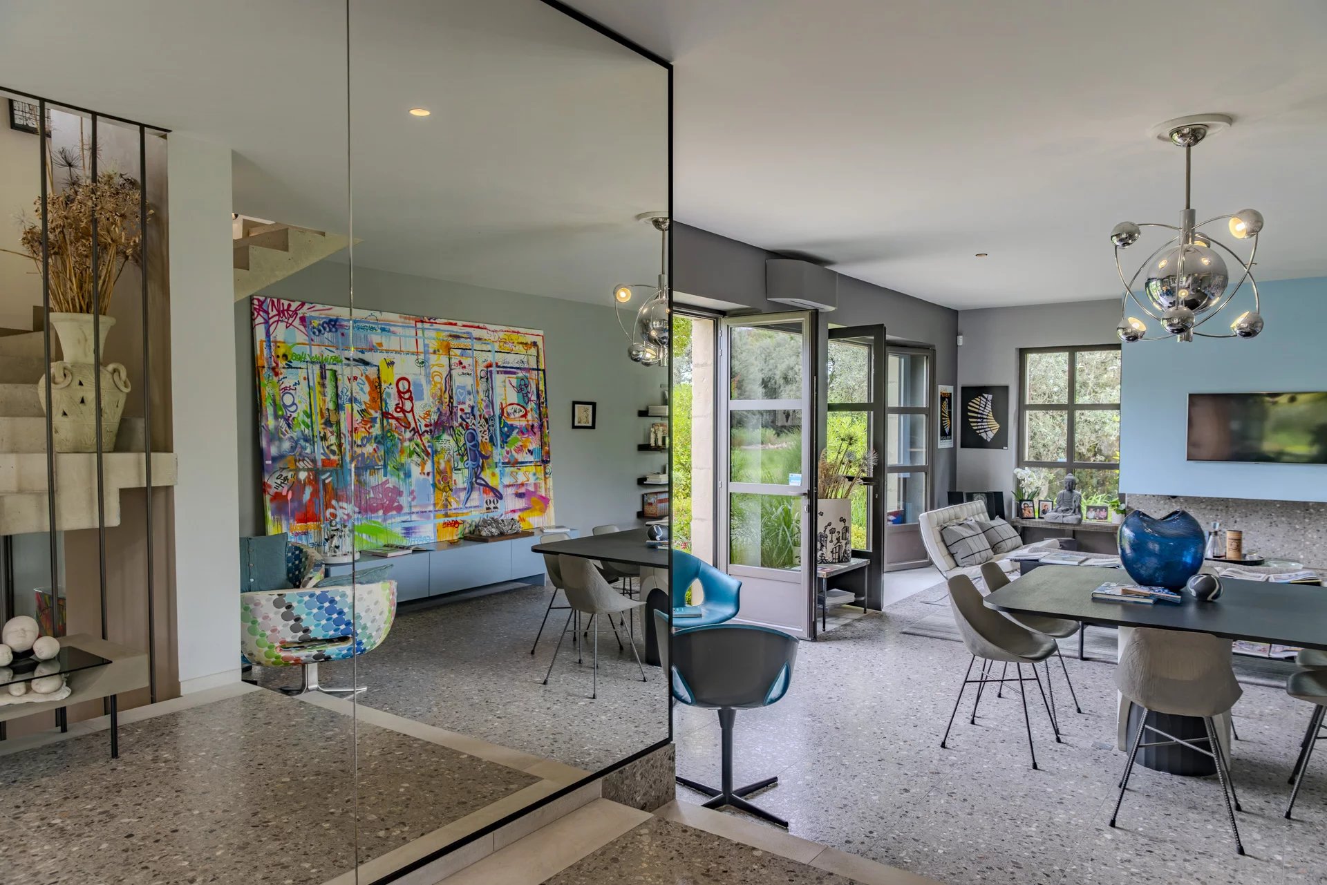 Intérieur d’un mas à Eygalières Intérieur d'un mas contemporain avec décoration moderne et vue sur le jardin.