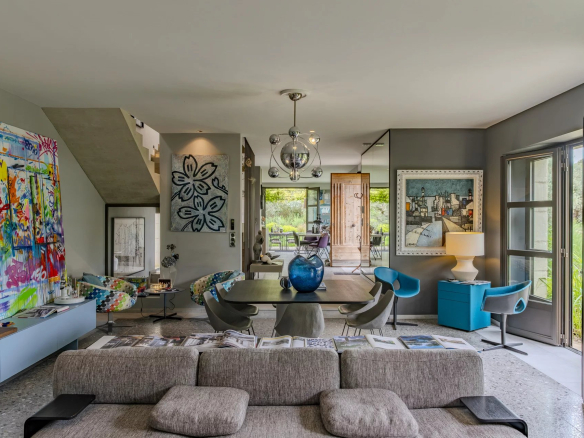 Intérieur d'un mas moderne à Eygalières, avec salon lumineux et décoration contemporaine.