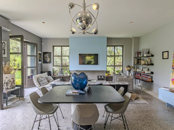 Intérieur moderne d'un mas à Eygalières avec salon, salle à manger et décoration contemporaine.