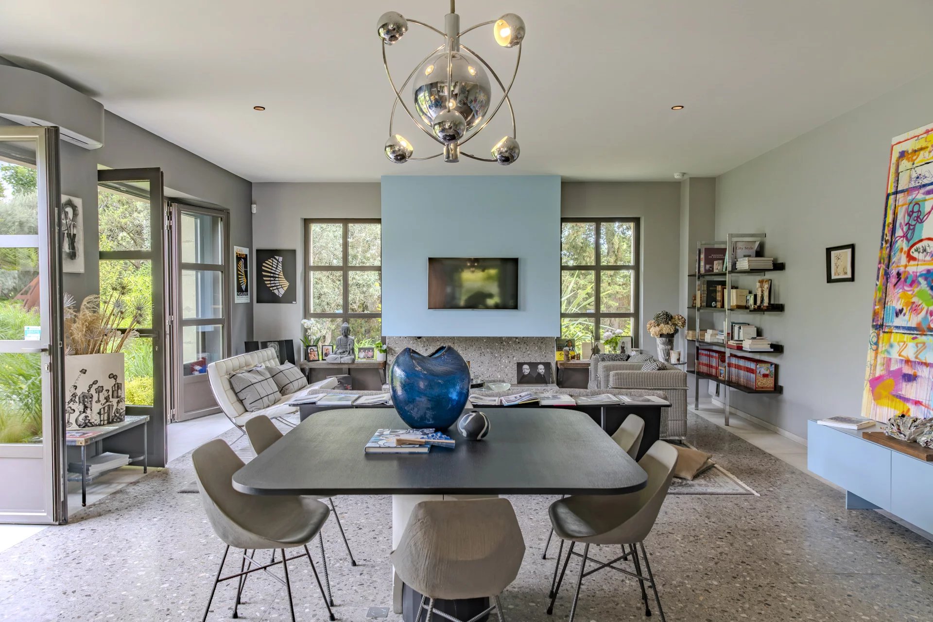 Intérieur d’un mas à Eygalières Intérieur moderne d'un mas à Eygalières avec salon, salle à manger et décoration contemporaine.
