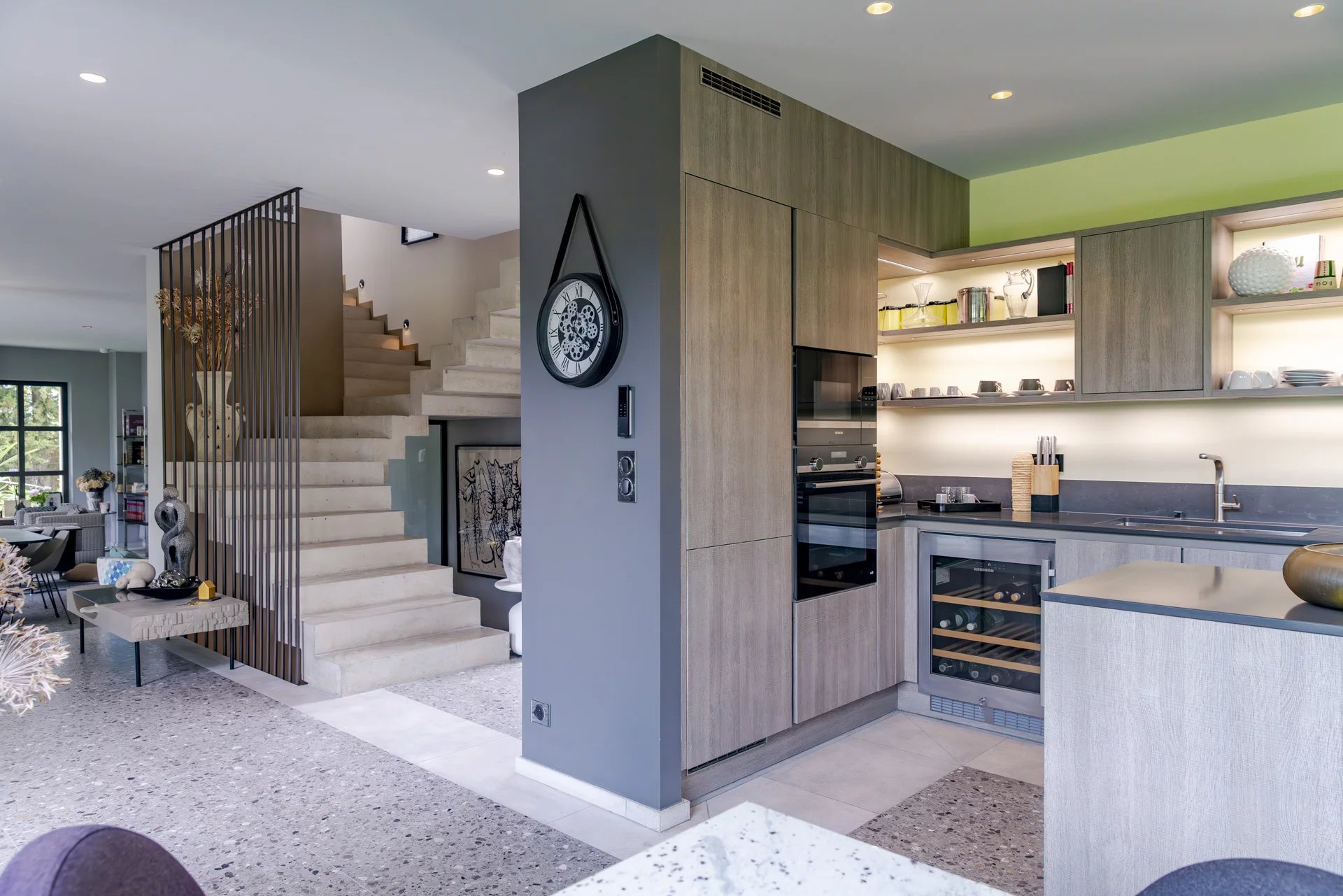 Intérieur d’un mas à Eygalières Intérieur moderne d'un mas à Eygalières avec cuisine ouverte et escalier en pierre.