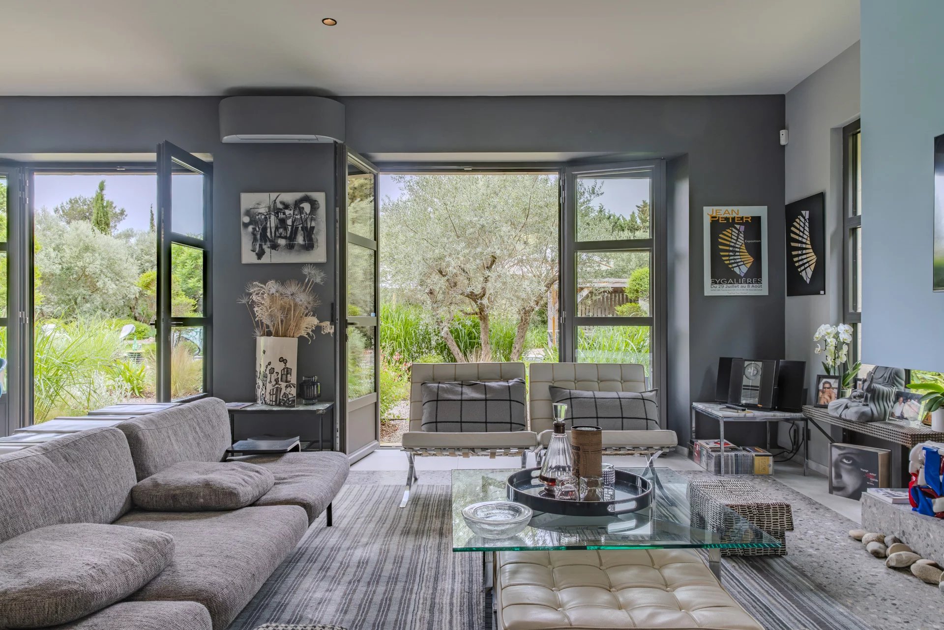 Intérieur d’un mas à Eygalières Intérieur moderne d'un mas à Eygalières avec salon lumineux et vue sur le jardin.
