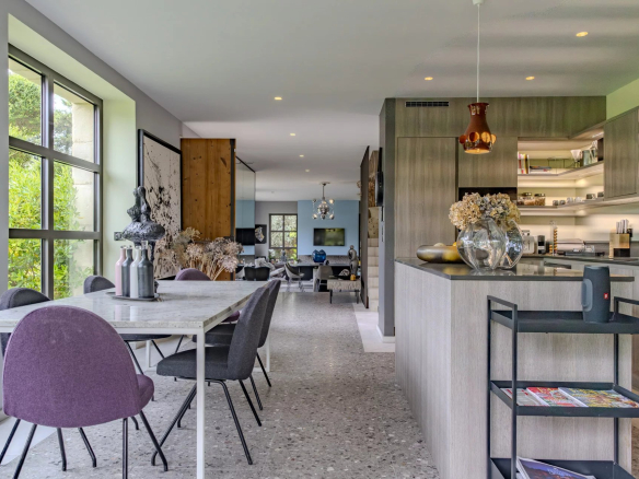 Intérieur moderne d'un mas à Eygalières avec cuisine ouverte et salle à manger.