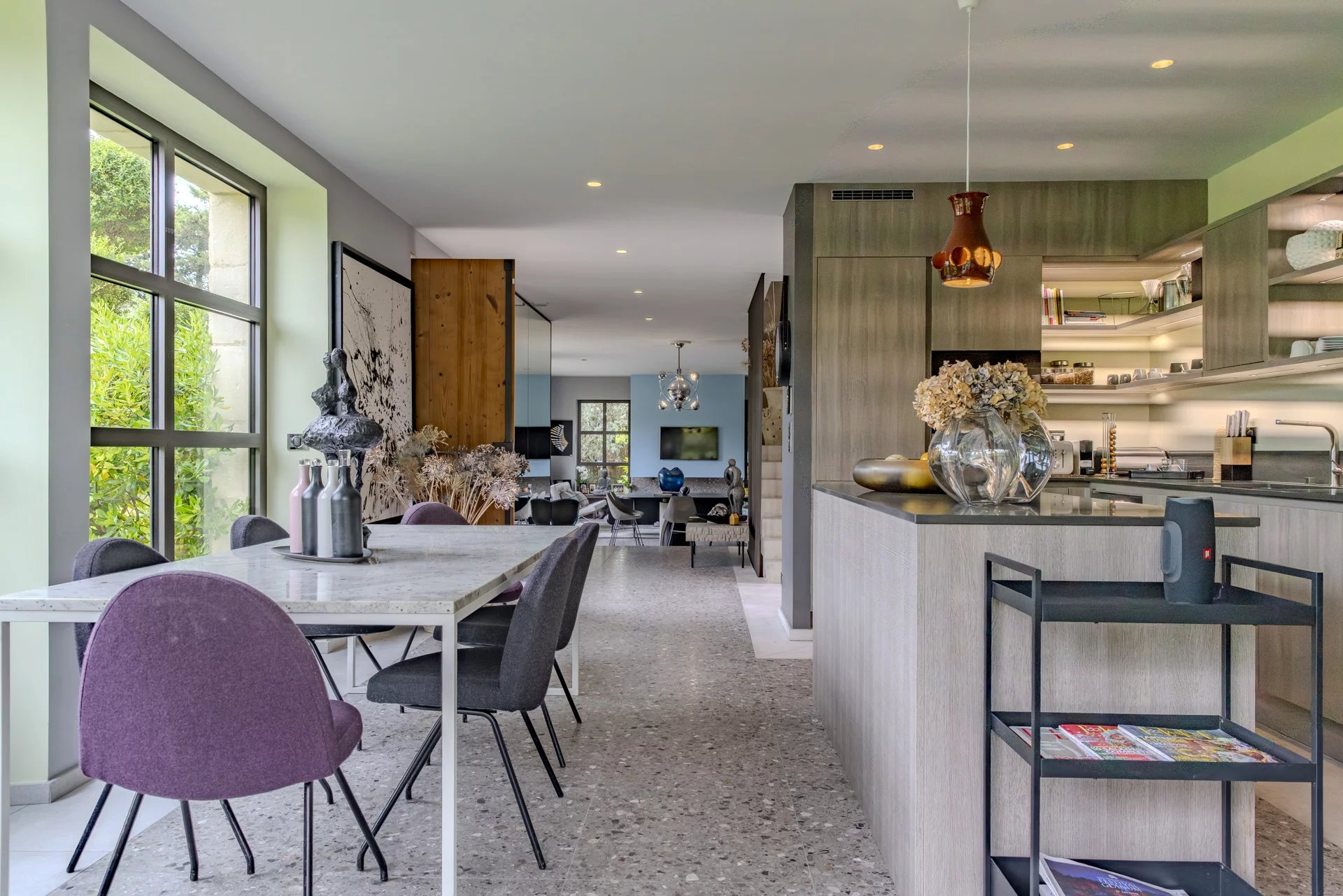 Intérieur d’un mas à Eygalières Intérieur moderne d'un mas à Eygalières avec cuisine ouverte et salle à manger.