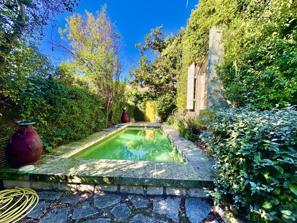 Jardin avec piscine entouré de végétation méditerranéenne à Eygalières.