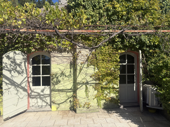 Maison de village en pierre avec végétation méditerranéenne à Eygalières.