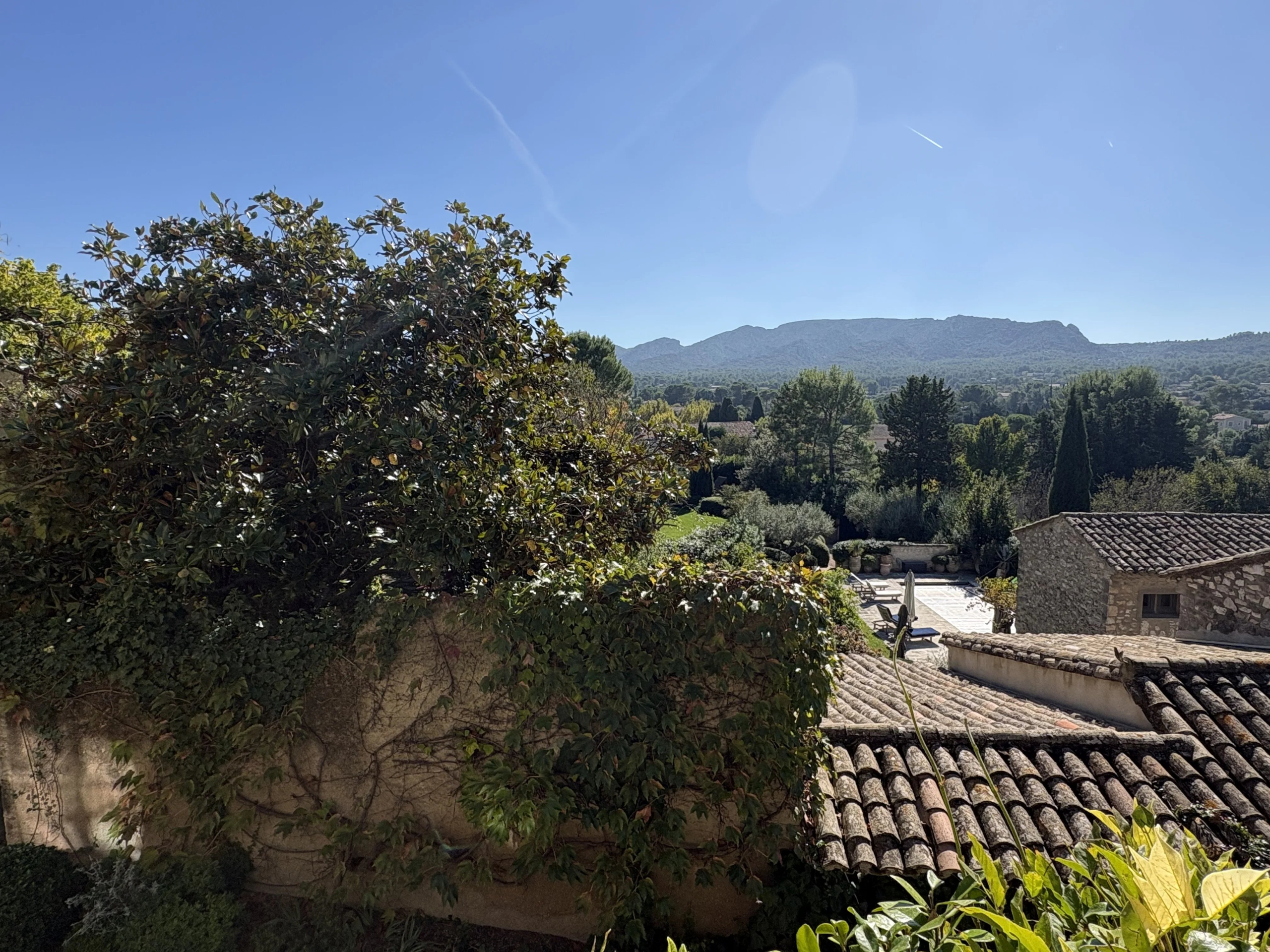 Maison de village à Eygalières avec vue sur les Alpilles Vue panoramique sur les Alpilles depuis une maison de village en pierre à Eygalières.
