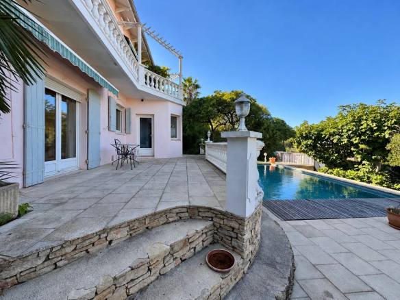 Maison avec piscine et terrasse à Marseille 7ème, vue sur la mer et environnement arboré.