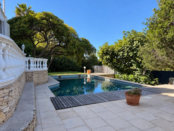Piscine entourée de verdure dans une maison au Roucas Blanc à Marseille.