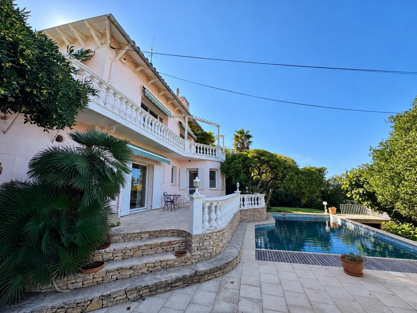 Maison avec piscine et vue sur la mer, entourée d'arbres au Roucas Blanc à Marseille.