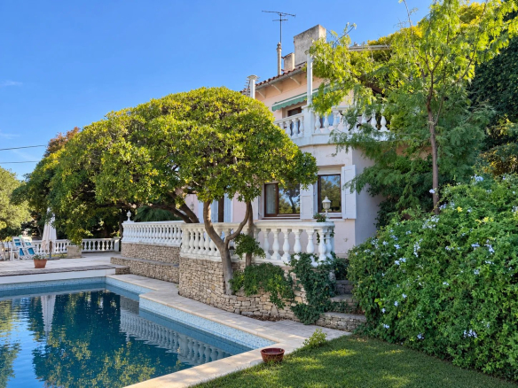 Maison avec piscine et jardin dans un environnement arboré à Marseille 7ème.