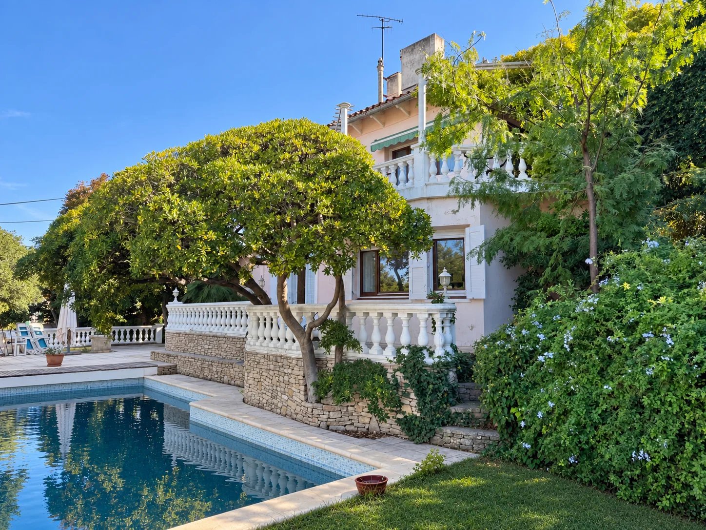 Maison avec piscine et jardin dans un environnement arboré à Marseille 7ème.