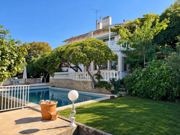 Maison avec piscine et jardin dans un environnement arboré à Marseille 7ème.