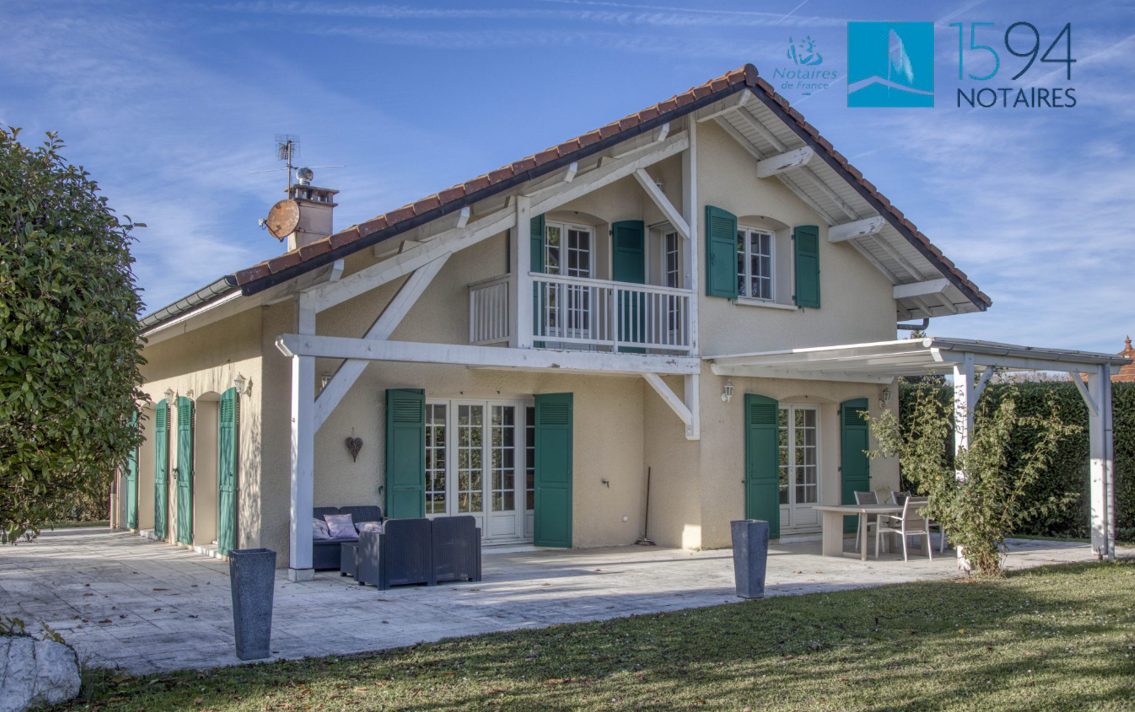 EXCLUSIVE LISTING - A REAL GEM! THIS 2-BEDROOM APARTMENT WITH GARAGE, CELLAR, AND POOL IS GUARANTEED TO BE A MUST-SEE IN A RENOWNED RESIDENCE