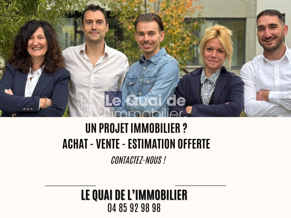 Group of five real estate agents posing outdoors for a team photo in front of a building and trees, with an ad banner for inmobiliary services overlaid in the middle.