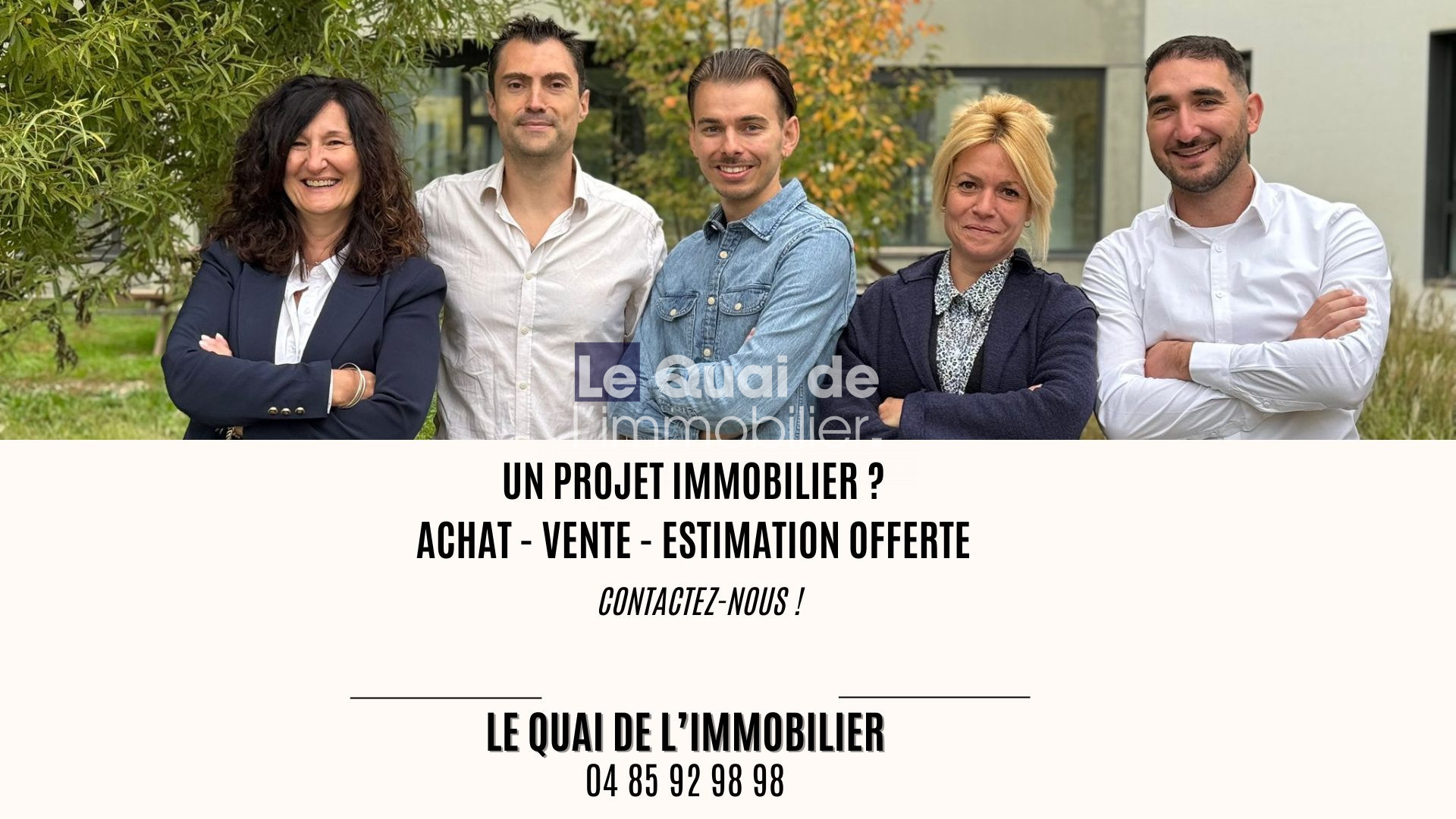 Group of five real estate agents posing outdoors for a team photo in front of a building and trees, with an ad banner for inmobiliary services overlaid in the middle.