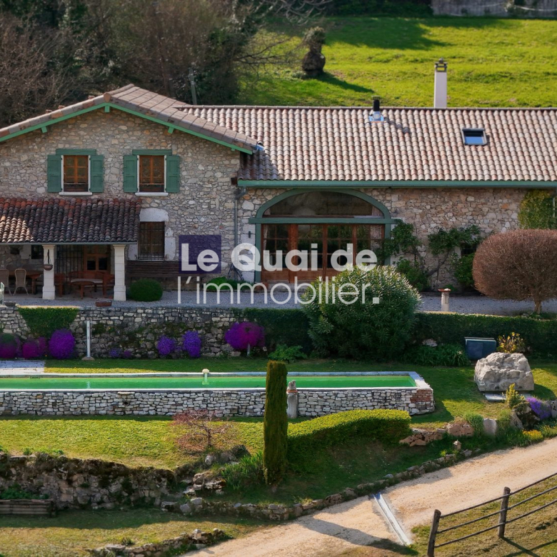 Contemporary villa close to amenities