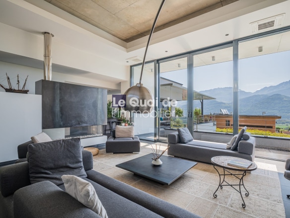 Intérieur d'une villa moderne avec vue sur les montagnes, salon spacieux et lumineux.