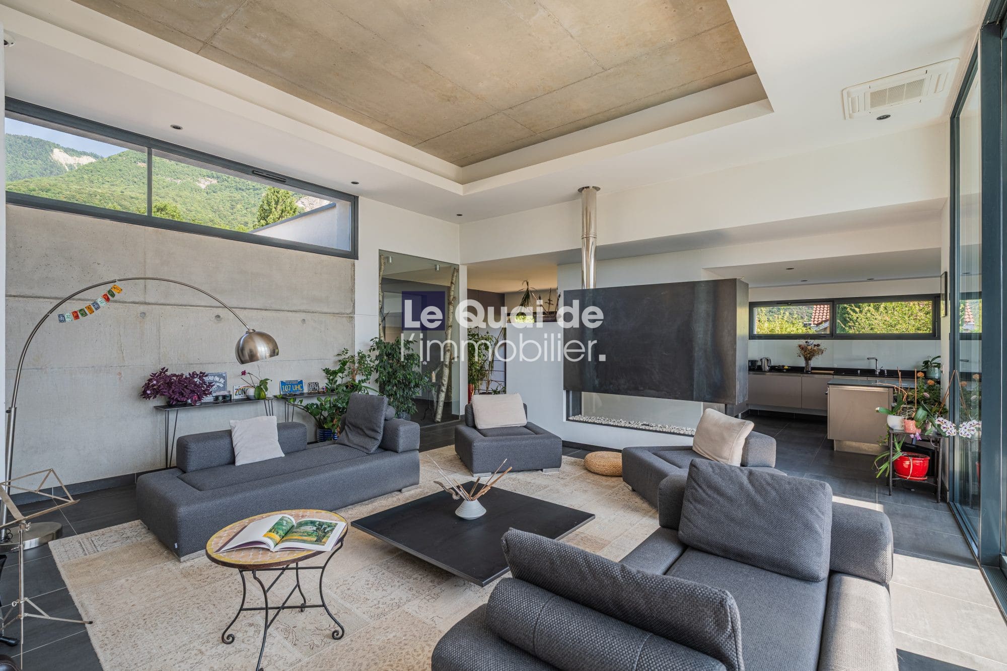 Intérieur d'une villa d'architecte moderne avec salon spacieux et cuisine ouverte à Bernin.