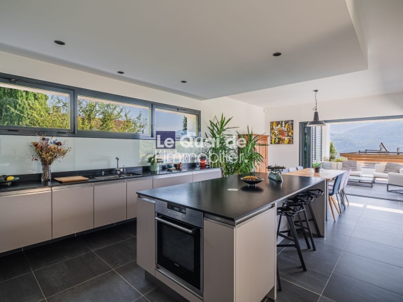 Cuisine moderne et spacieuse d'une villa d'architecte avec vue sur les montagnes.