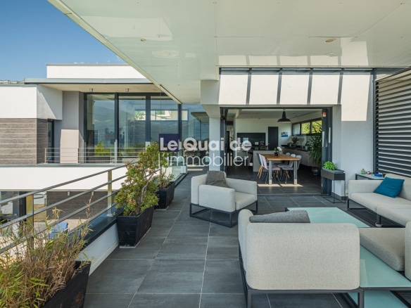 Terrasse d'une villa d'architecte à Bernin avec vue sur la montagne et mobilier moderne.