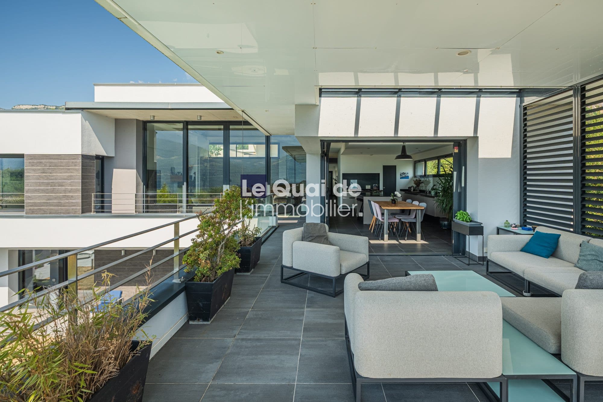 Terrasse d'une villa d'architecte à Bernin avec vue sur la montagne et mobilier moderne.