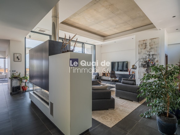 Intérieur d'une villa moderne avec salon spacieux et décoration contemporaine à Bernin.