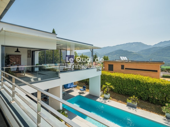 Villa d'architecte avec piscine à Bernin, vue sur les montagnes.