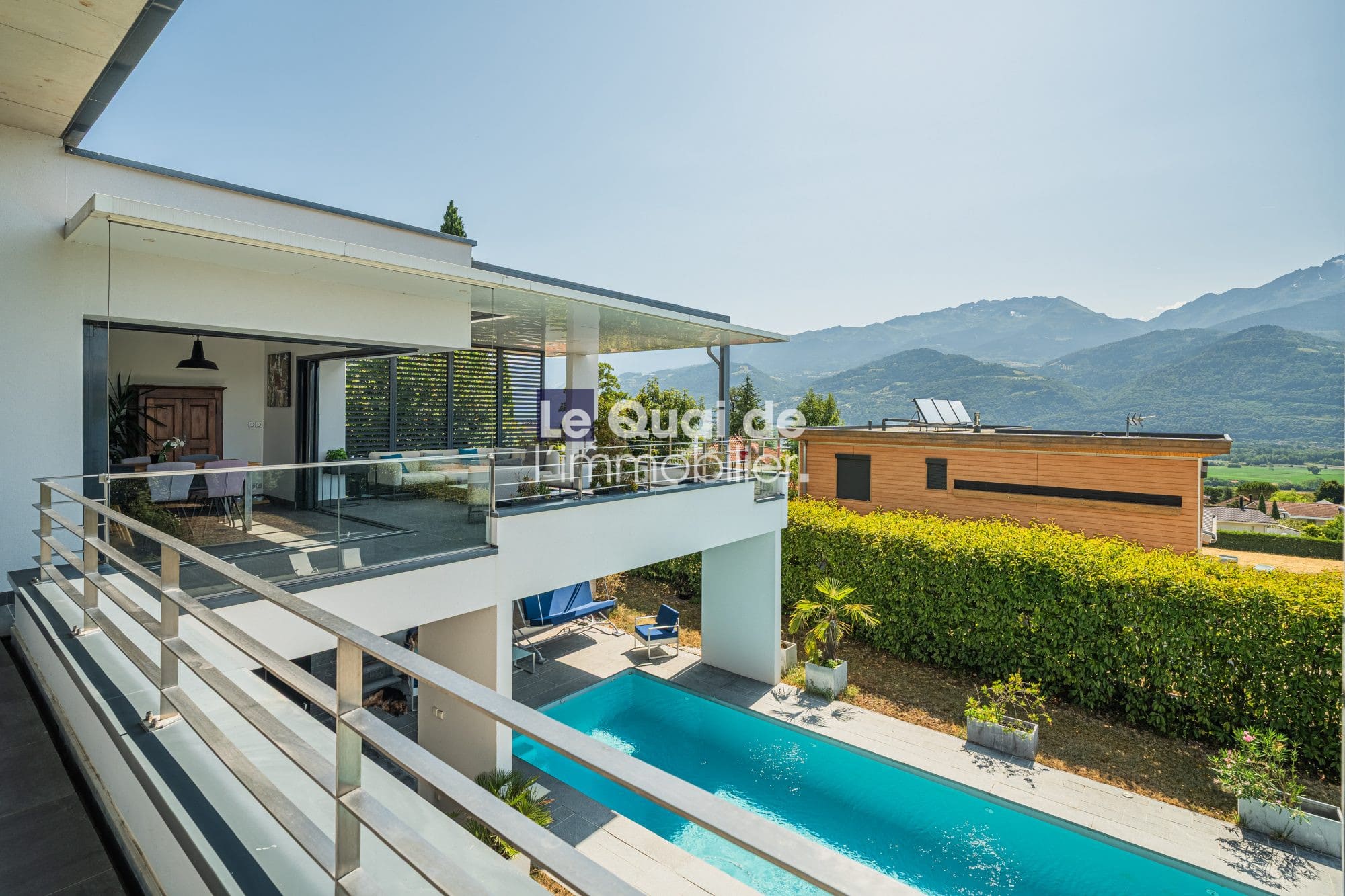 Villa d'architecte avec piscine à Bernin, vue sur les montagnes.