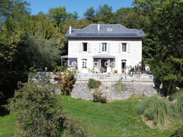 Maison de maître de 1865 à Chambéry avec vue sur un parc de 1,7 hectare.