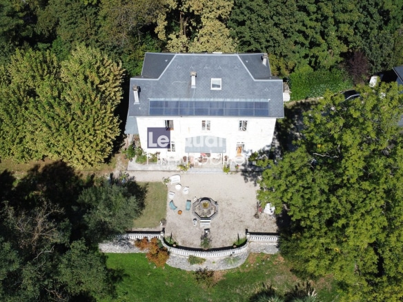 Vue aérienne d'une maison de maître de 1865 entourée d'un parc de 1,7 hectare à Chambéry.