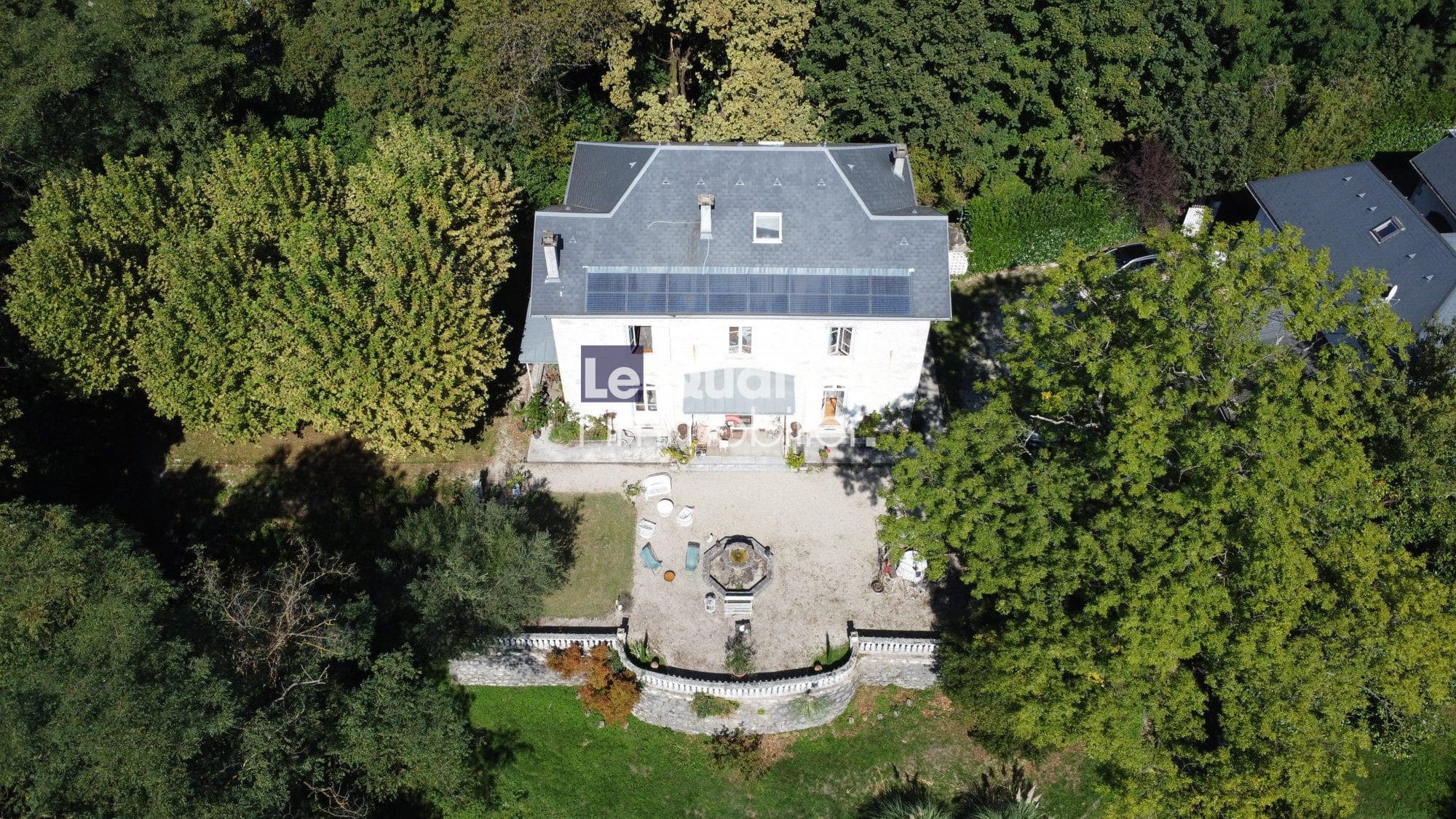 Vue aérienne d'une maison de maître de 1865 entourée d'un parc de 1,7 hectare à Chambéry.