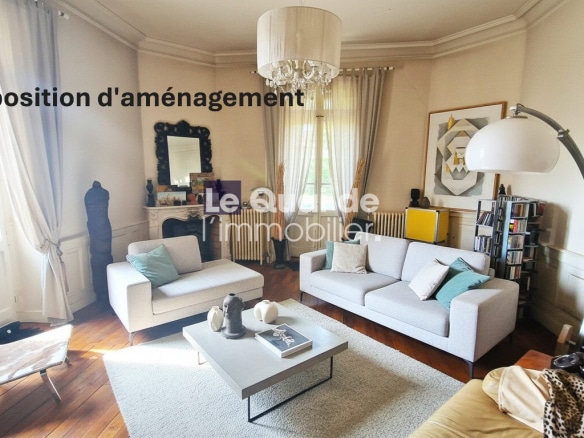 Intérieur d'une maison bourgeoise avec salon spacieux et mobilier moderne à Chambéry.