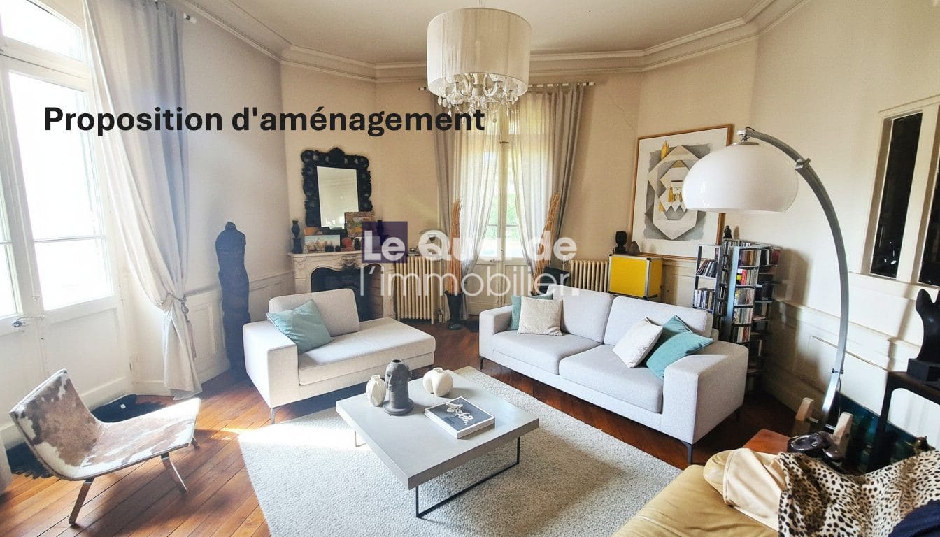 Intérieur d'une maison bourgeoise avec salon spacieux et mobilier moderne à Chambéry.