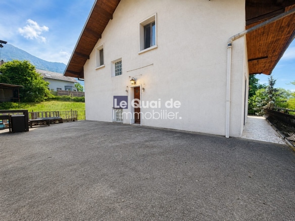 Maison individuelle à vendre à Drumettaz-Clarafond avec vaste terrain.