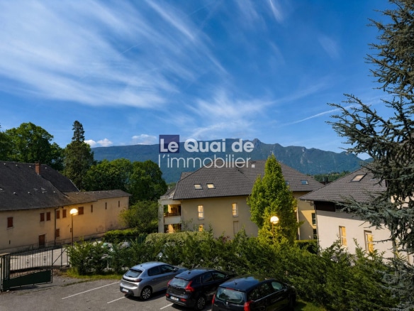 Vue sur des maisons et des montagnes à Drumettaz-Clarafond