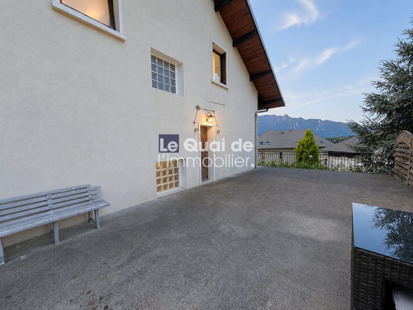 Maison individuelle à vendre avec terrasse à Drumettaz-Clarafond, vue sur les montagnes