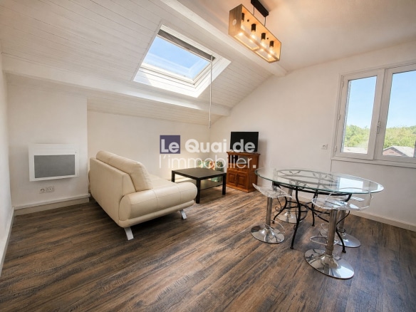 Intérieur d'une maison à vendre à Drumettaz-Clarafond avec salon et salle à manger.