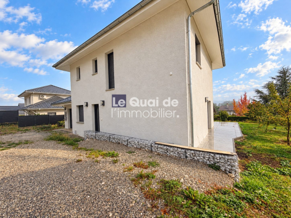 Maison individuelle récente de 107 m² à Cruseilles, vue extérieure avec jardin.