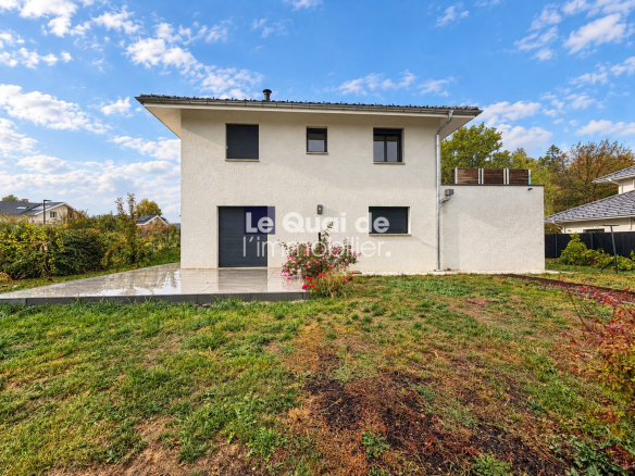 Maison individuelle récente de 107 m² avec jardin à Cruseilles, vue sur l'extérieur.