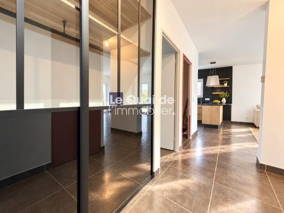 Intérieur d'une maison moderne avec un couloir et des murs en verre, Cruseilles.