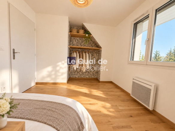 Chambre avec rangement intégré et fenêtres, maison individuelle à Cruseilles.