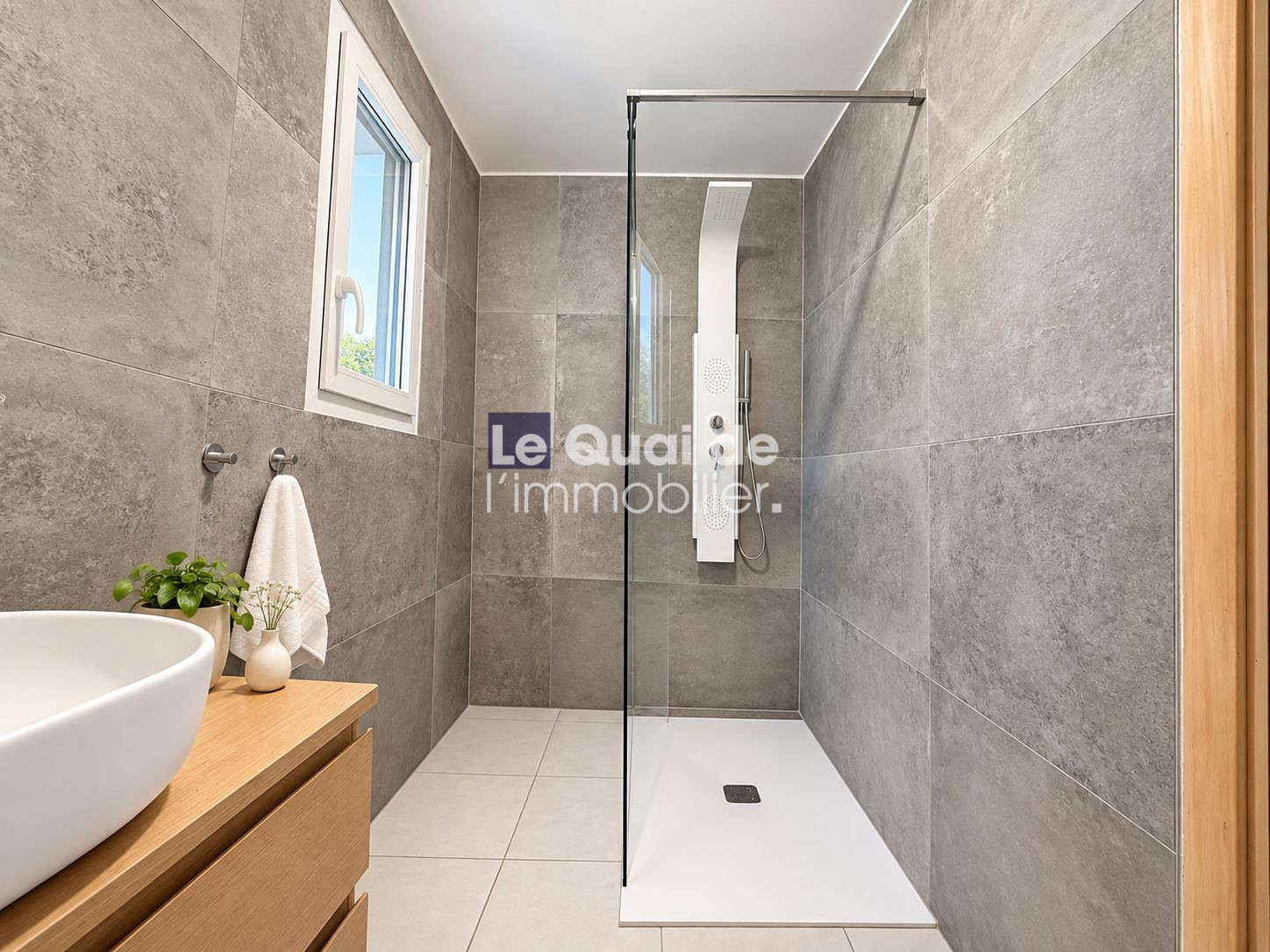Salle de bain contemporaine Salle de bain moderne avec douche à l'italienne et lavabo, murs en carrelage gris.