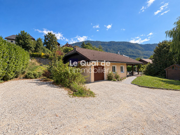 House for sale in Nâves-Parmelan with swimming pool and land of 1,388 m².