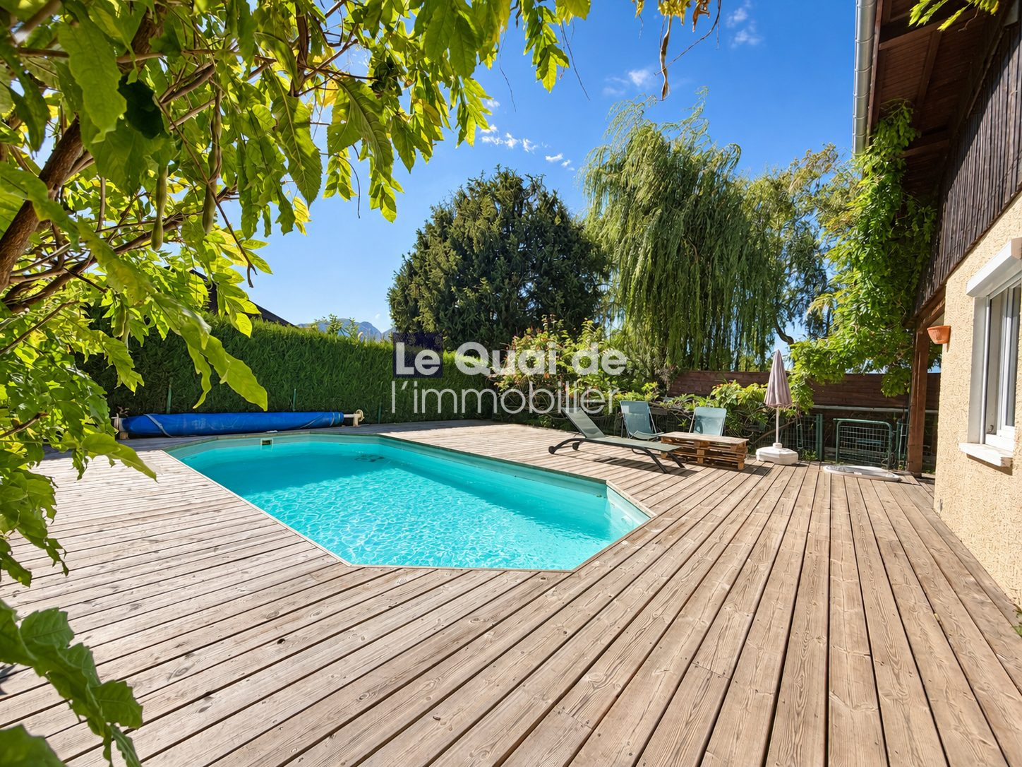 Swimming pool and wooden terrace of a house in Nâves-Parmelan.