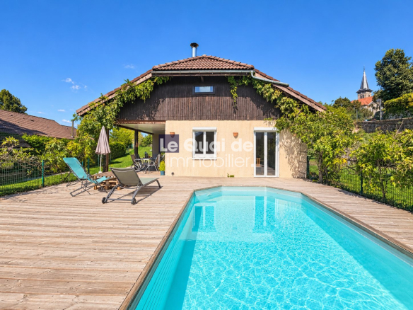 House with swimming pool and wooden terrace in Nâves-Parmelan