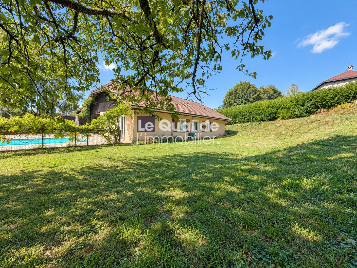 View of a house with garden and swimming pool in Nâves-Parmelan.