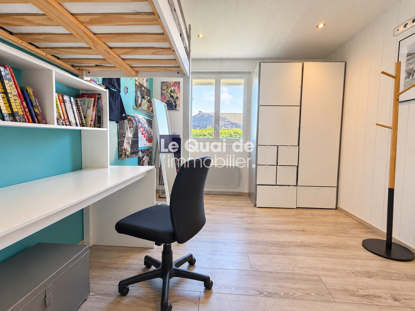 Bright office with a mezzanine bed and a workspace in Nâves-Parmelan.